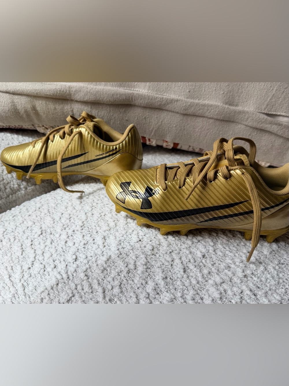Under Armour Kids Size 2 Gold Cleats with Black Logo - Picture 4 of 6